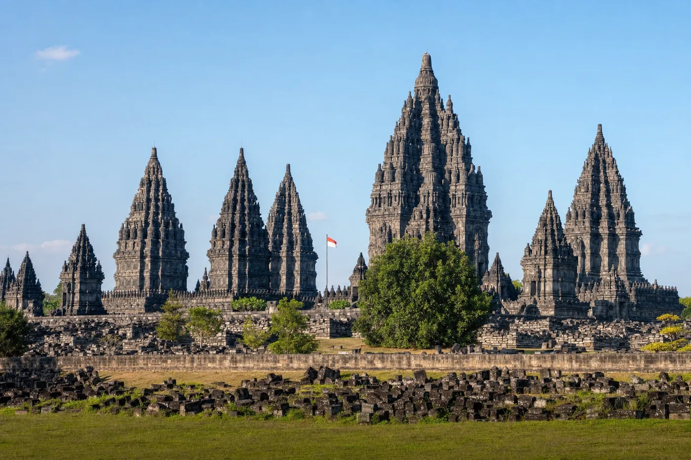 Indonesia – tunnettu maamerkki ja maan lippu